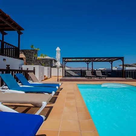 Villa Casa Laura Vista Lobos - Spacious With Heatable Pool And Sea Views Playa Blanca (Lanzarote)